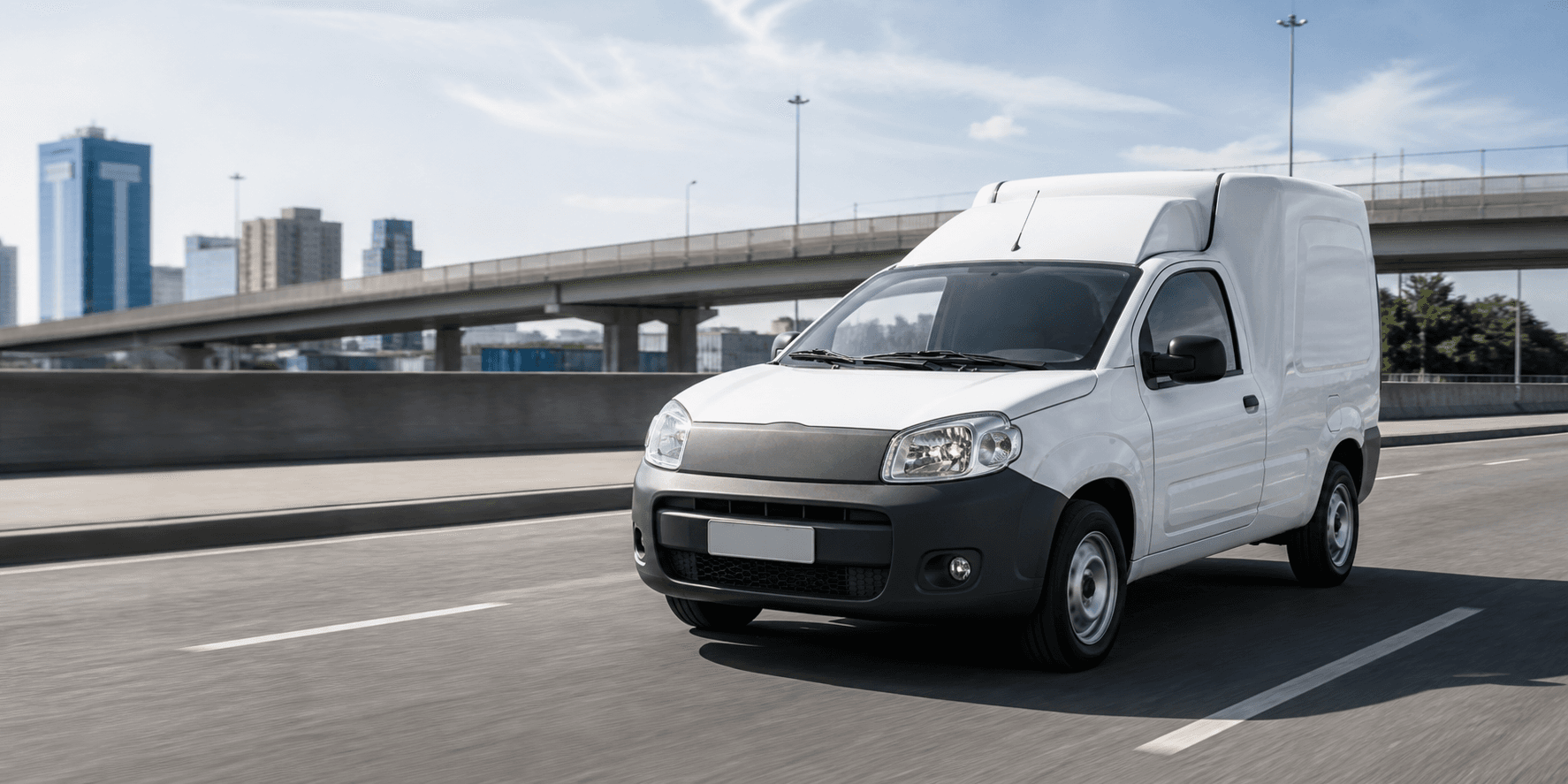 Fiorino branca em rodovia urbana para fretes leves